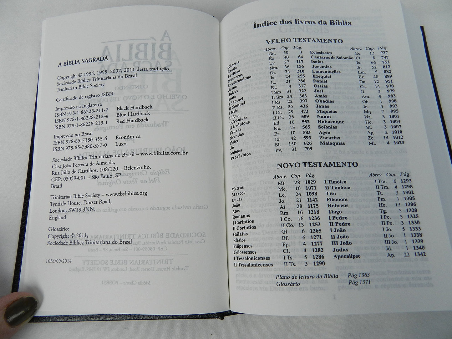 A Biblia Sagrada: O Velho E O Novo Testamento / Black Hardback Portuguese Holy Bible: Old and New Testament Revised Edition / Small 7×5 inch Bible 2014 Print