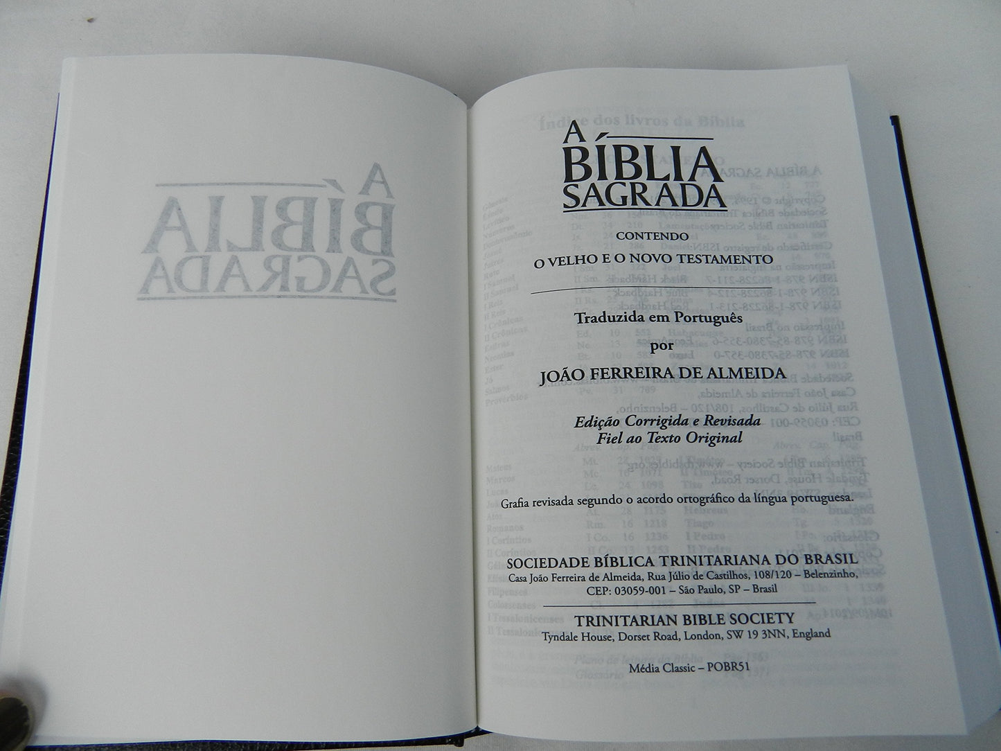 A Biblia Sagrada: O Velho E O Novo Testamento / Black Hardback Portuguese Holy Bible: Old and New Testament Revised Edition / Small 7×5 inch Bible 2014 Print