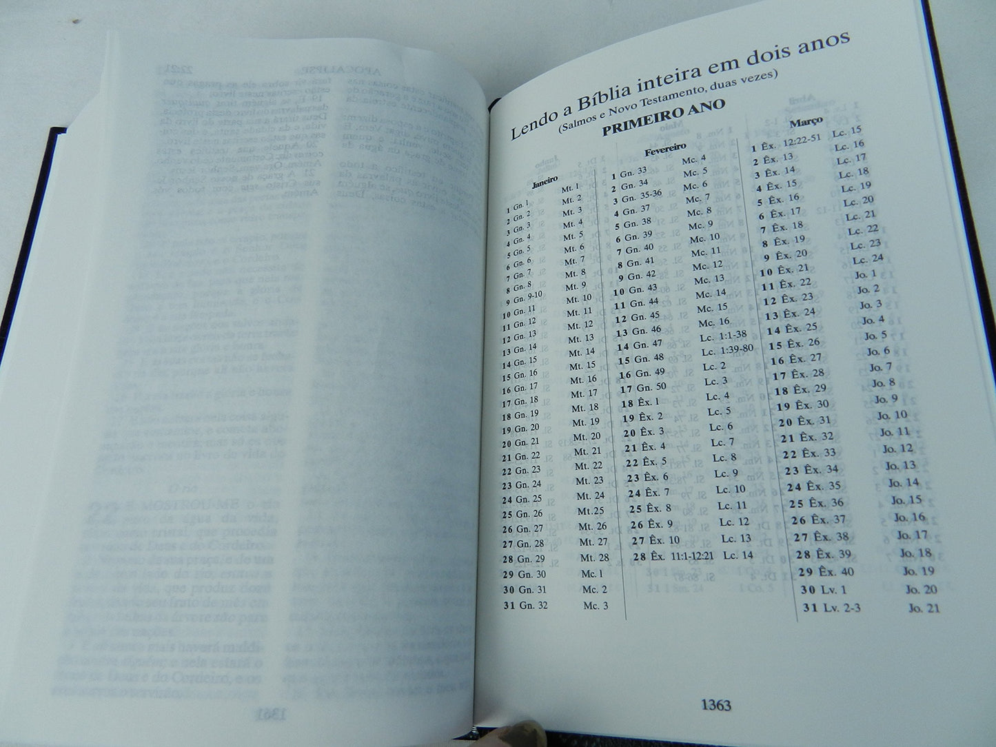A Biblia Sagrada: O Velho E O Novo Testamento / Black Hardback Portuguese Holy Bible: Old and New Testament Revised Edition / Small 7×5 inch Bible 2014 Print